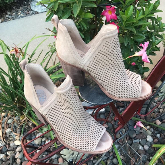 ☘️♥️Vince Camuto Kenza booties ♥️🍀 - Picture 12 of 13